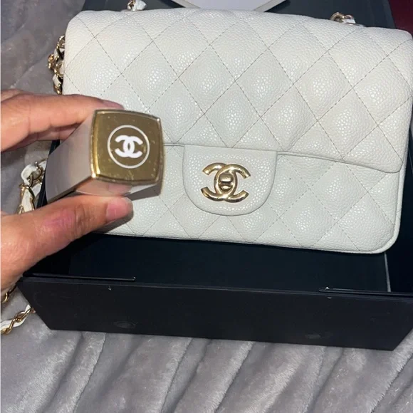 Classic Chanel White Quilted Leather Shoulder Bag with Chanel Perfume - Picture 7 of 12